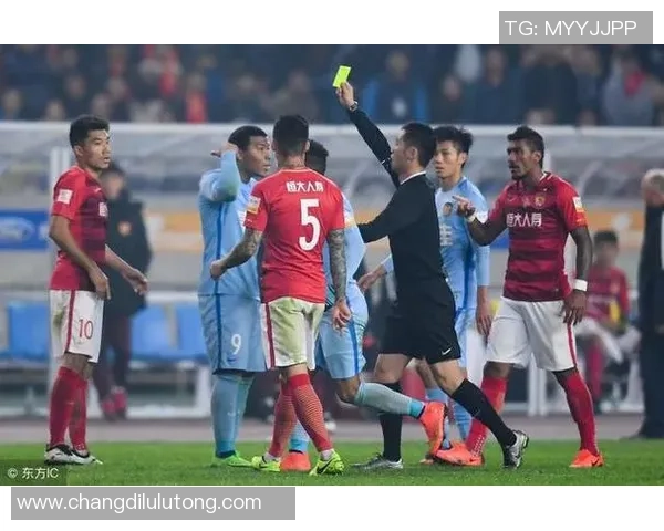 足球暂停旗的意义与作用探讨及其在比赛中的应用分析