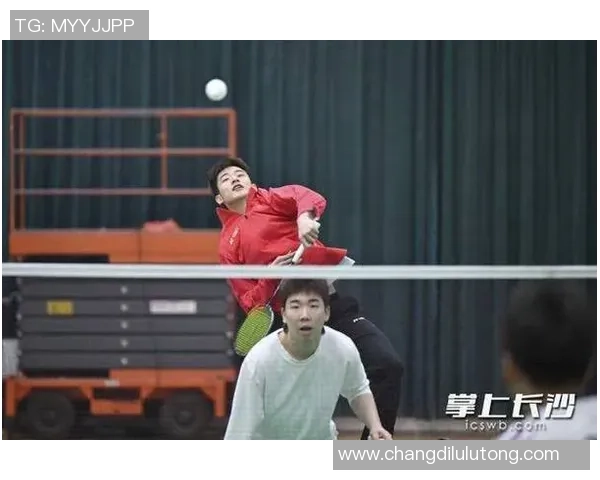 重庆羽毛球队配合问题引发热议球员间默契与战术选择成焦点